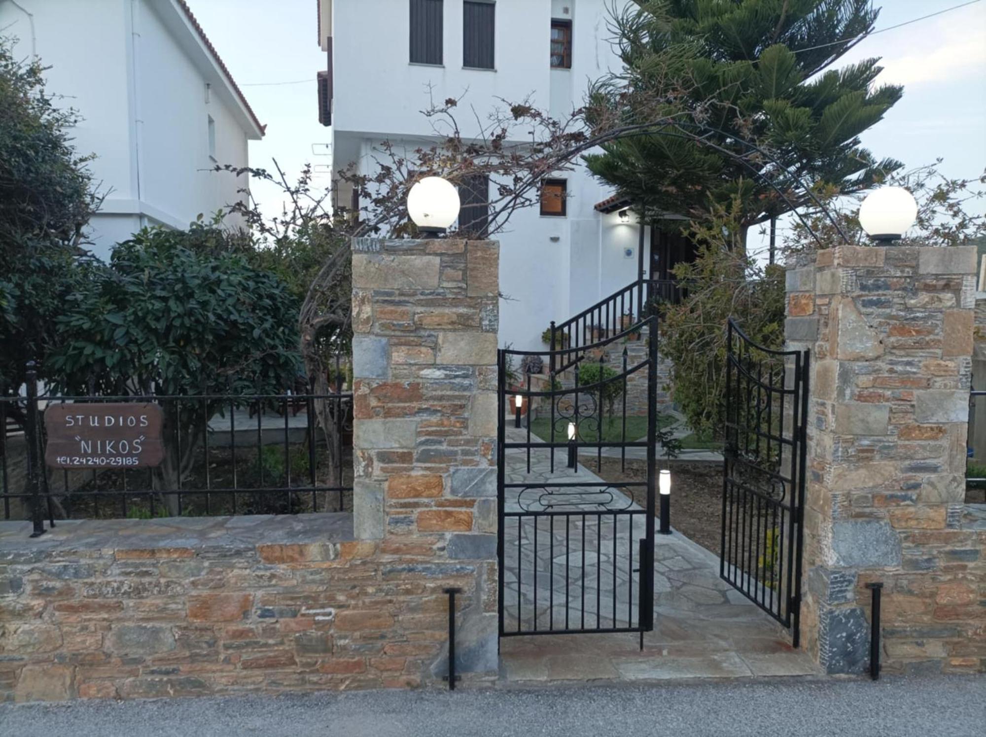 Nikolaos Studios Apartments Skopelos stad Exteriör bild